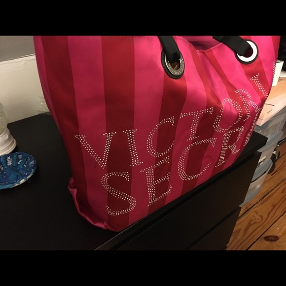Victoria secrets tote perfect for overnight stay - Picture 2 of 3